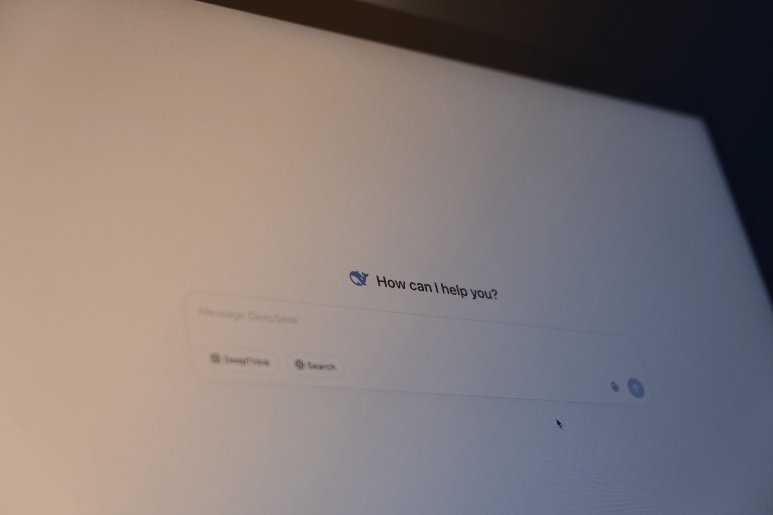 Bildschirm mit KI-Suchfeld und Text ‚How can I help you?‘