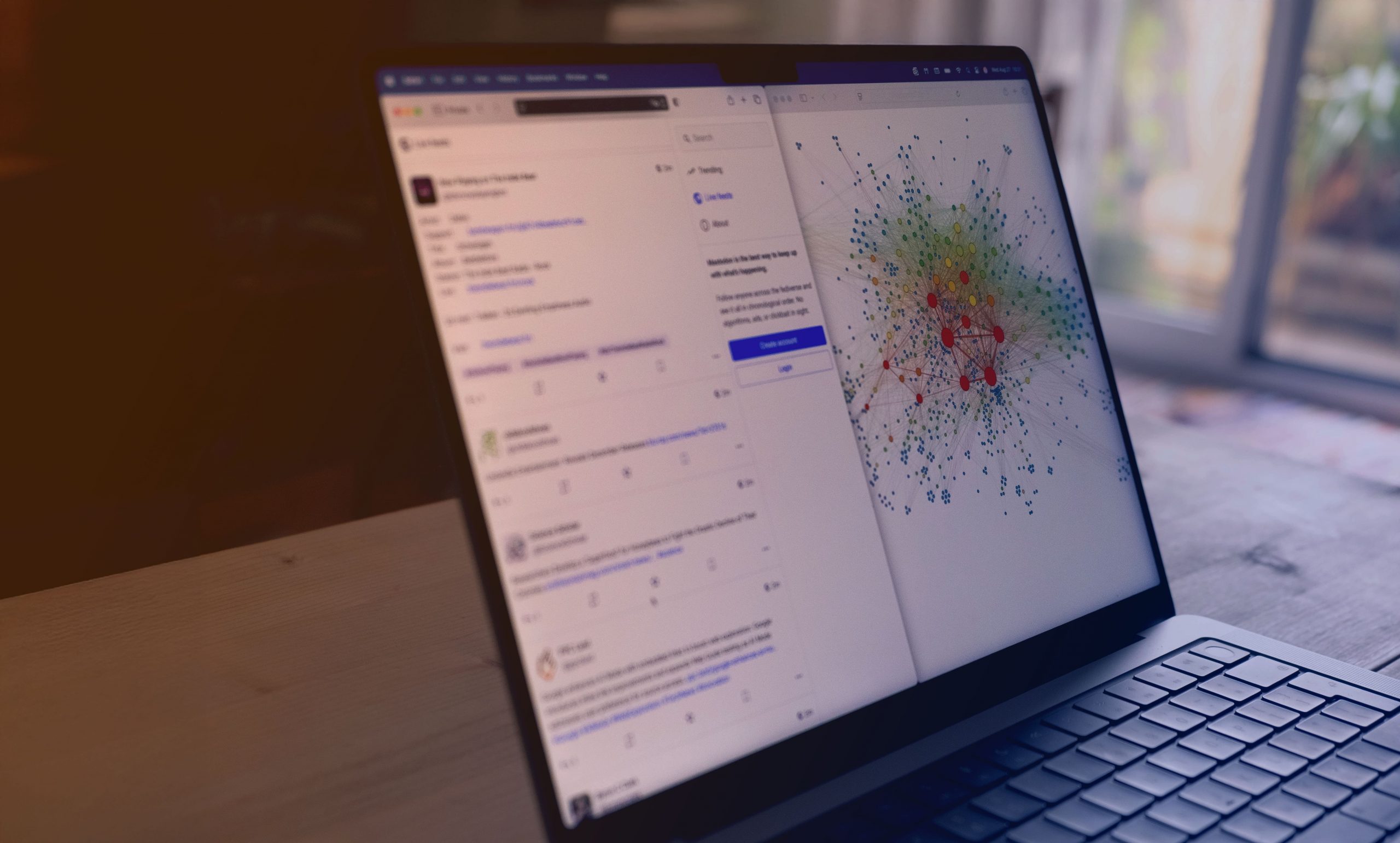 Laptop mit Mastodon-Ansicht und Netzwerkdiagramm