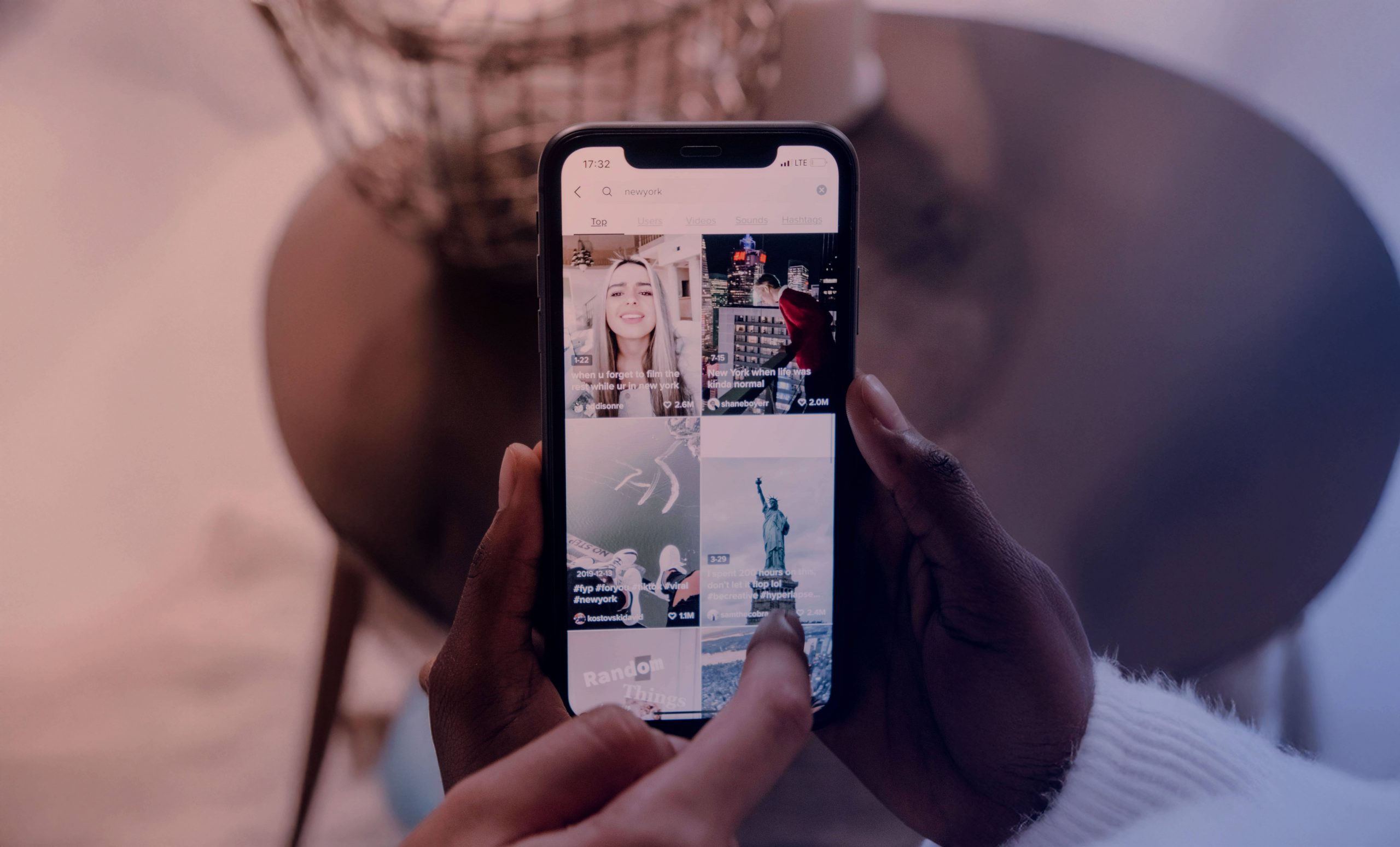 Handy mit TikTok-App auf dem Bildschirm